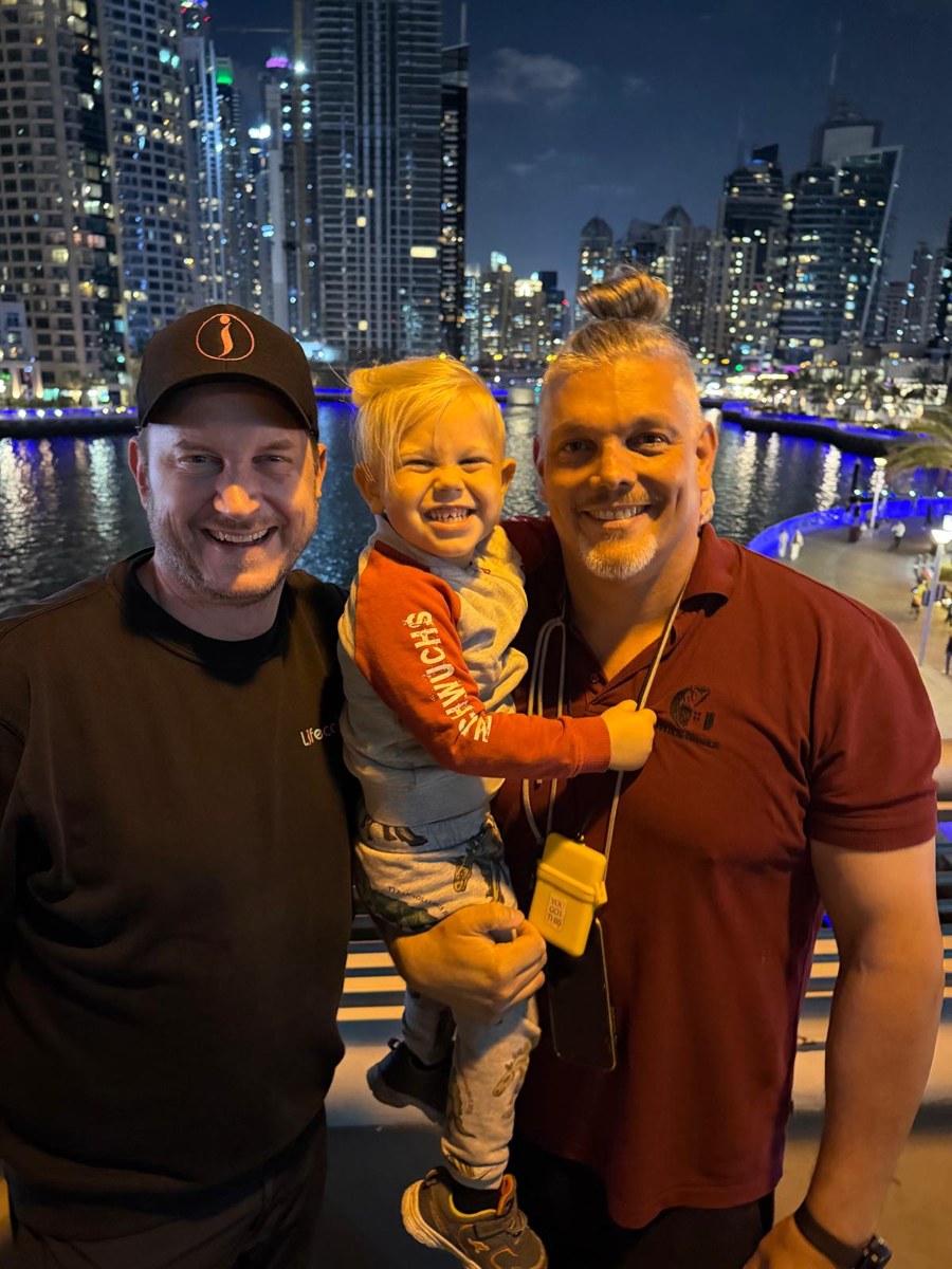 Kunden von REAL DUBAI mit Kind an der Dubai Marina