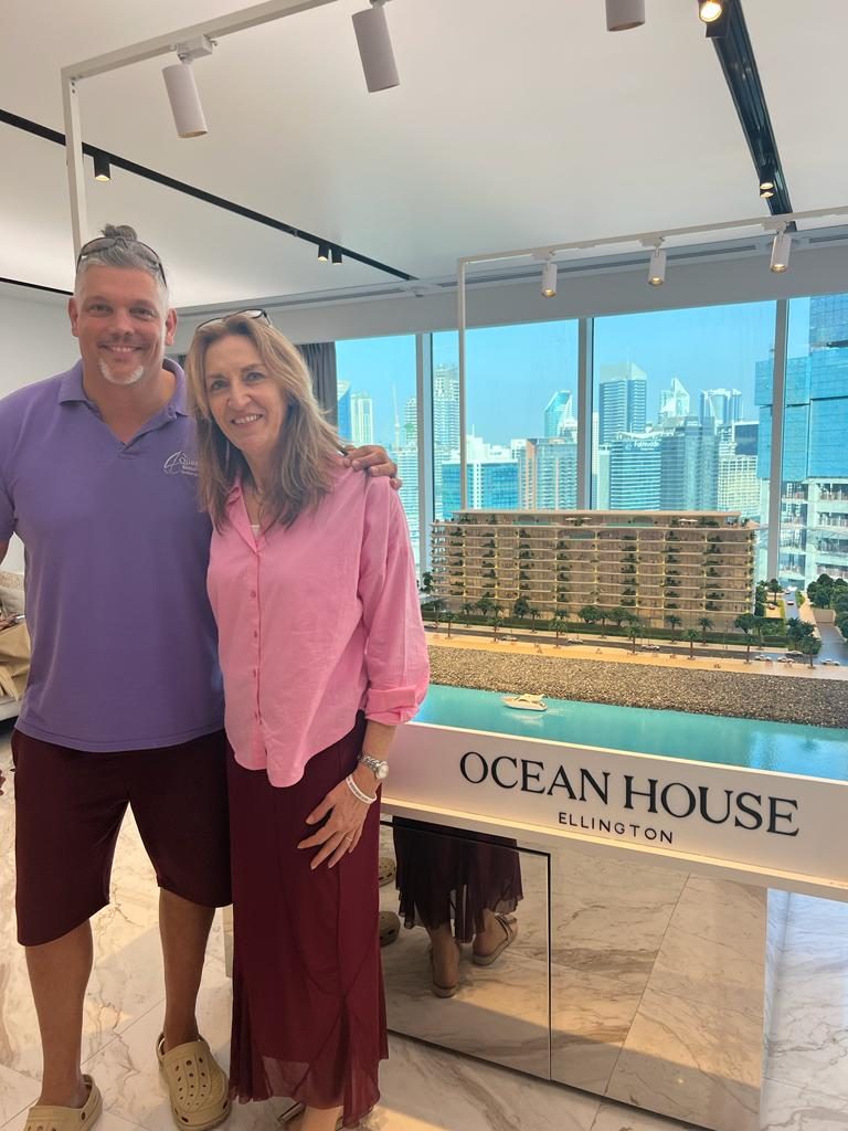 Kunden beim Modellbesuch im Verkaufsbüro Ocean House in Dubai